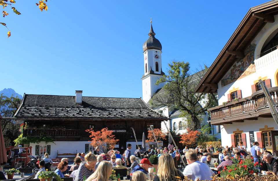 Gaststätte, Bücherei und Kirche im Zentrum von Garmisch-Partenkirchen