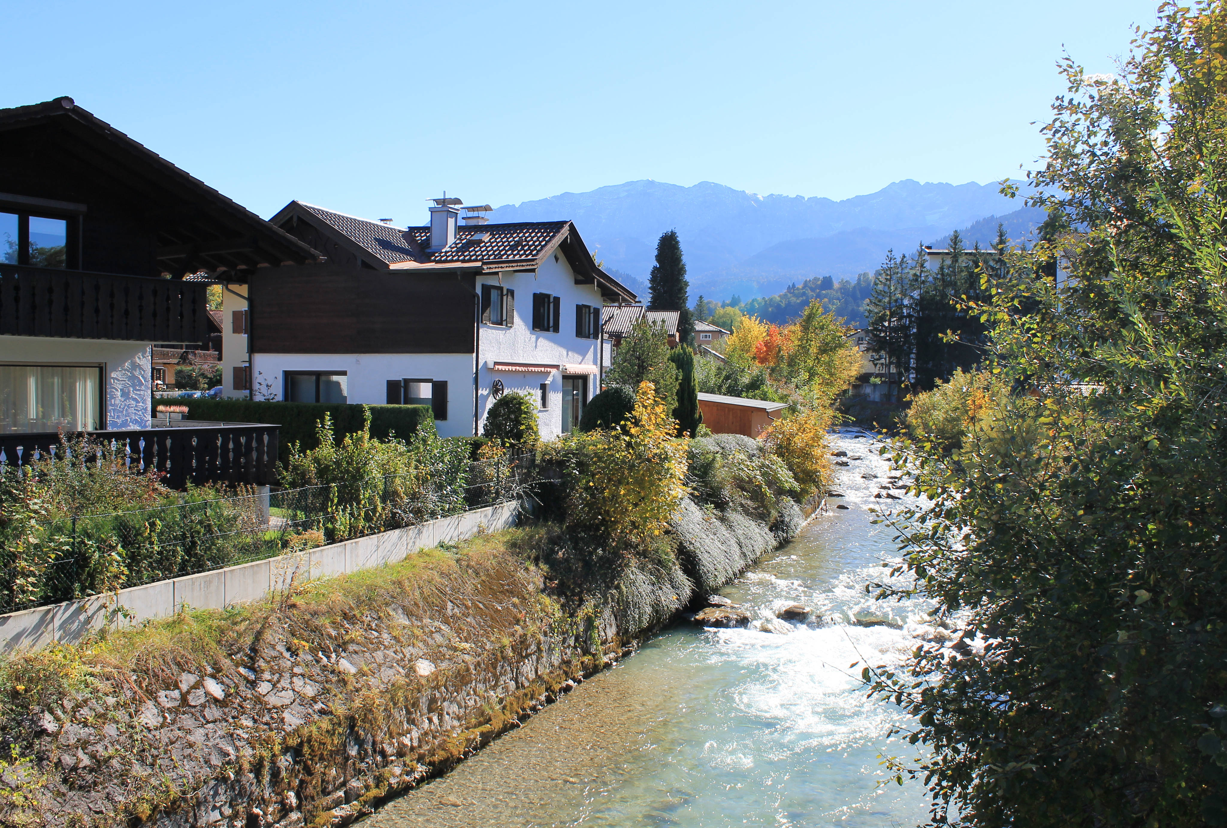 Die Partnach fließt erst durch die sehenswerte Partnachklamm und anschließend immer noch als Gebirgsbach durch Garmisch-Partenkirchens Wohngebiete